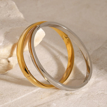The Aurelia Classic Beveled Hinged Bangle