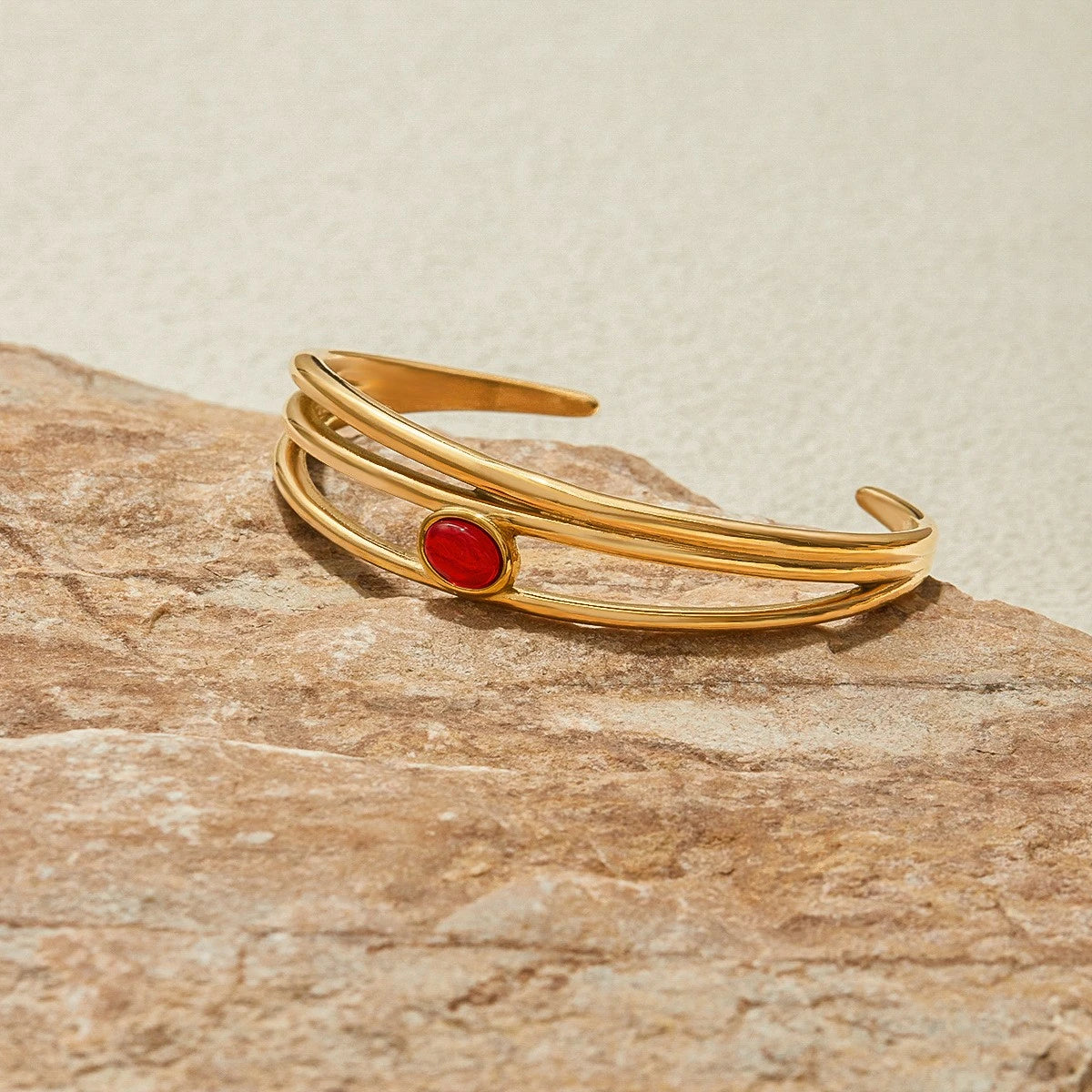 De "Aura" saffieren baguette & gouden kraal splitarmband