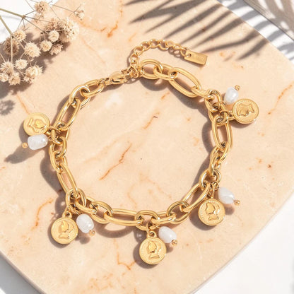 De bedelarmband met Romeinse munt en barokparel