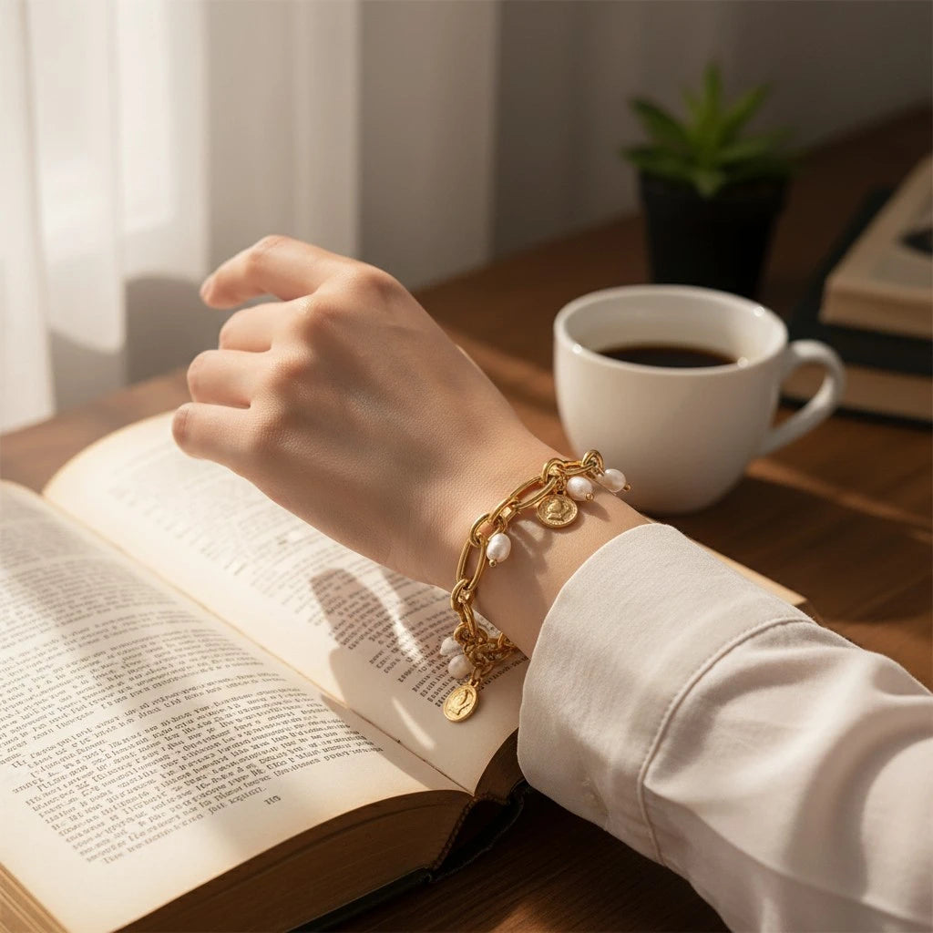 De bedelarmband met Romeinse munt en barokparel
